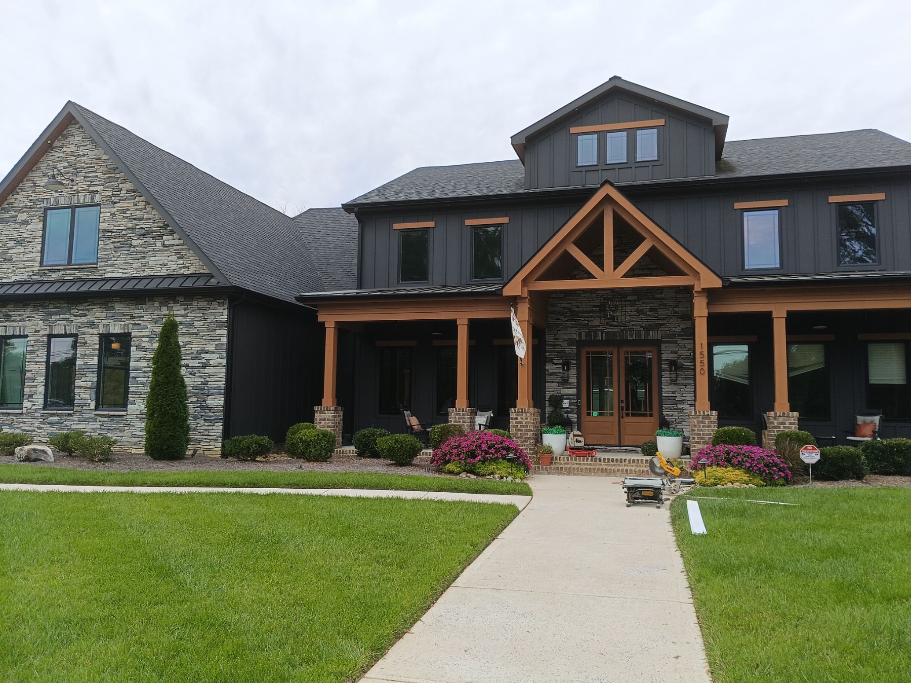 Casa en Charlotte con exterior recién pintado por Friends Enterprises